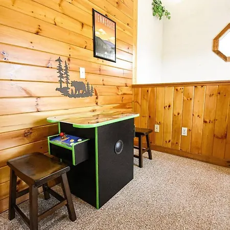 Four Private Suites - Hot Tub - Arcade - Fast Wi-Fi - One Minute To Parkway Fun